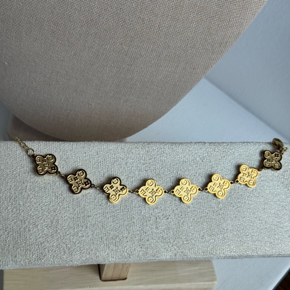 Elegant Gold Floral Bracelet